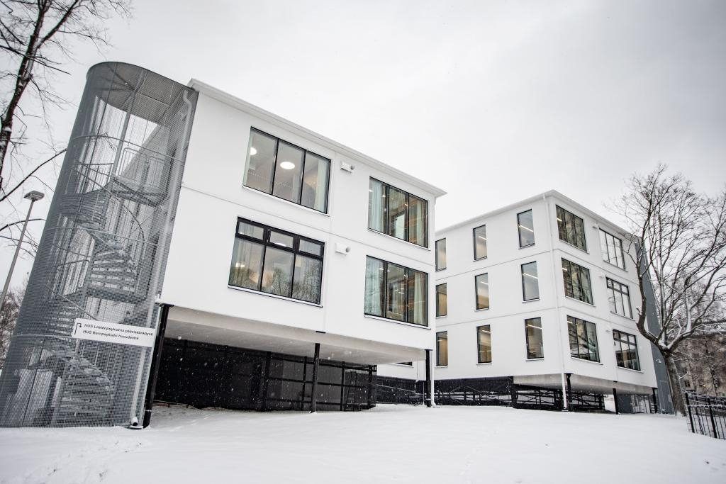 Hus lastenpsygitarinen ulkopuoli.png